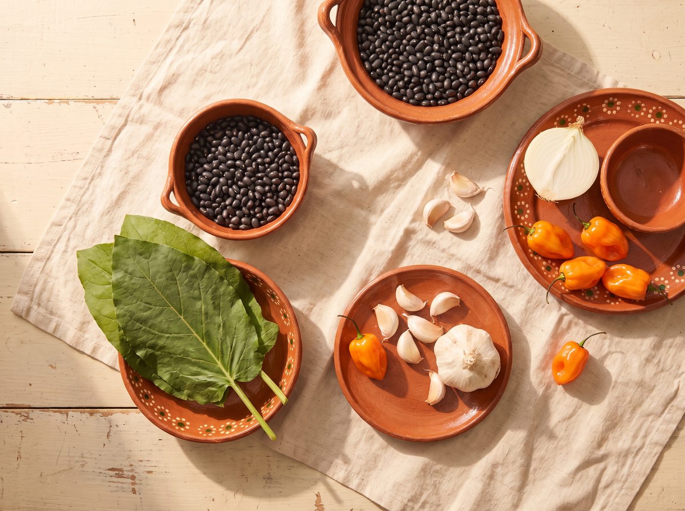 Frijol negro, hoja santa, ajo, cebolla y chile habanero